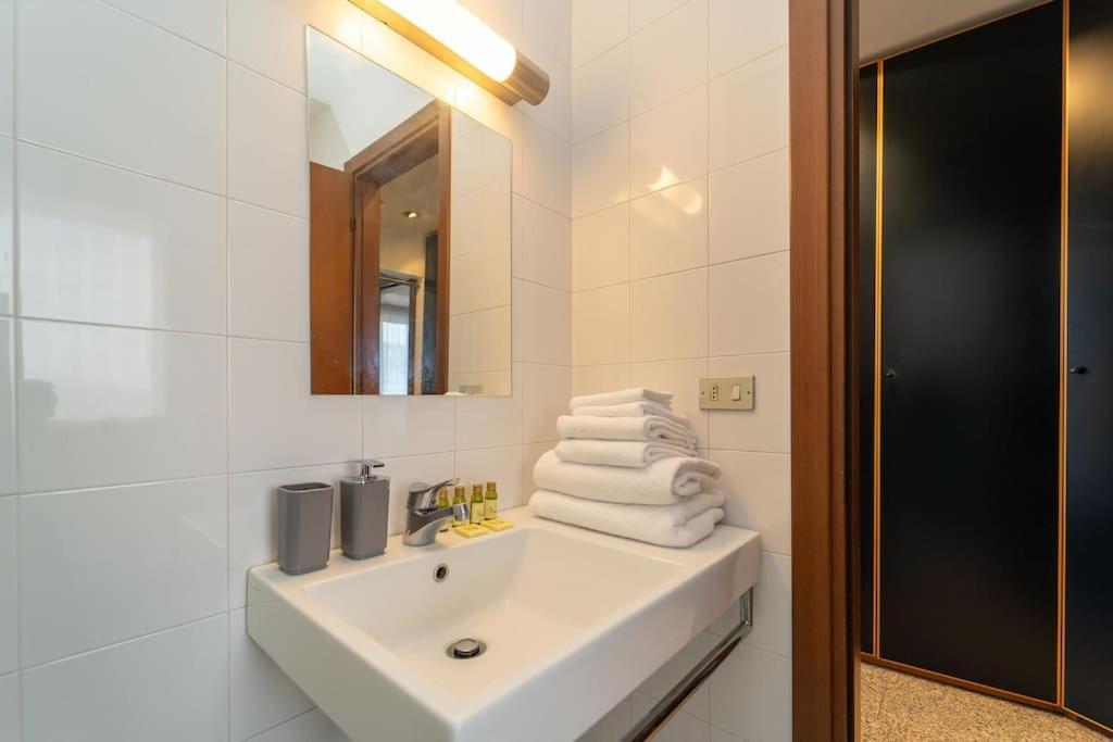 5 Giornate Apt Con Terrazzo E Garage Privato Milan Luaran gambar