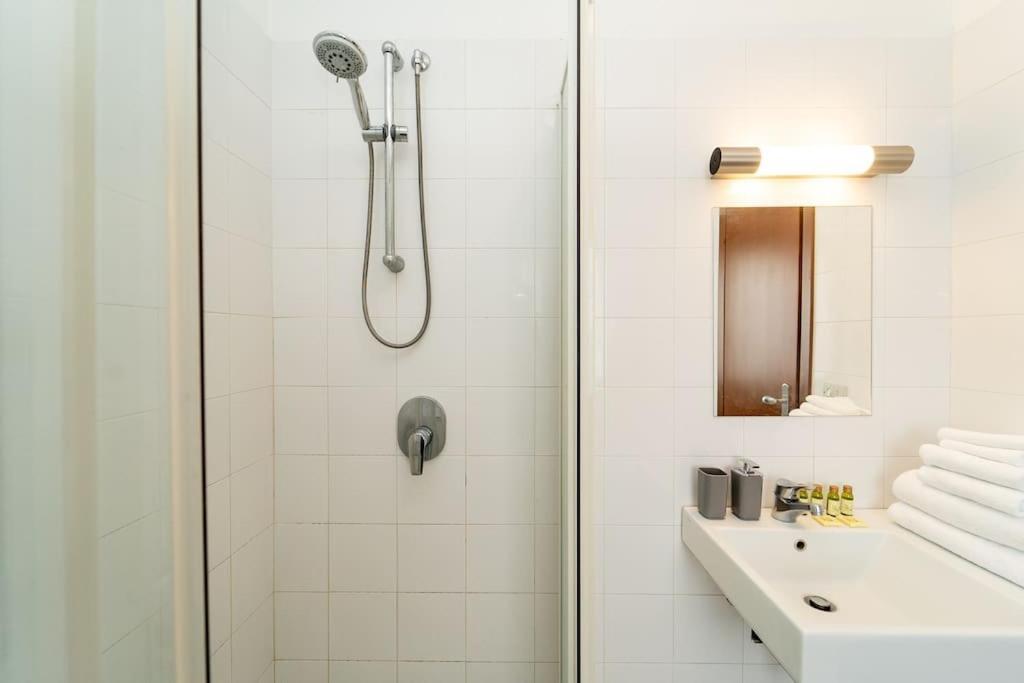 5 Giornate Apt Con Terrazzo E Garage Privato Milan Luaran gambar